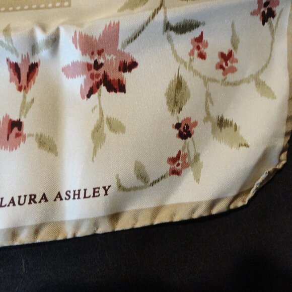 100% Silk Laura Ashley scarf 1970's vintage excellent condition 34 x 34 Italy - Picture 8 of 9